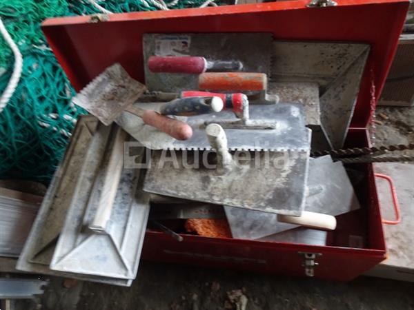 Grote foto een rode metalen kist van hilti met zijn inhoud doe het zelf en verbouw onderdelen en accessoires