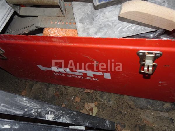 Grote foto een rode metalen kist van hilti met zijn inhoud doe het zelf en verbouw onderdelen en accessoires