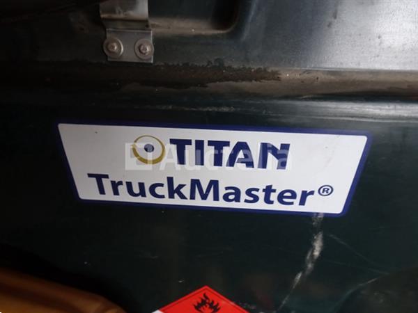 Grote foto een titan truckmaster olie en 5 jerrycans doe het zelf en verbouw onderdelen en accessoires