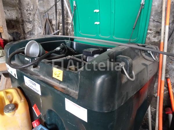 Grote foto een titan truckmaster olie en 5 jerrycans doe het zelf en verbouw onderdelen en accessoires