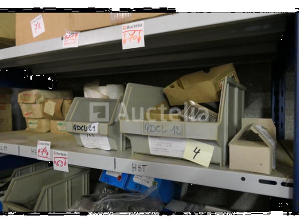 Grote foto set van diverse spijkers in doos doe het zelf en verbouw onderdelen en accessoires