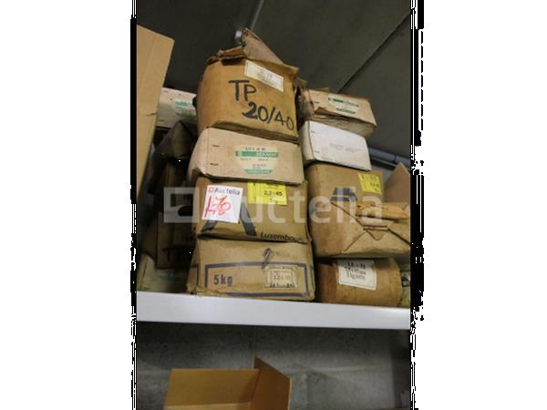 Grote foto set van diverse spijkers in doos doe het zelf en verbouw onderdelen en accessoires