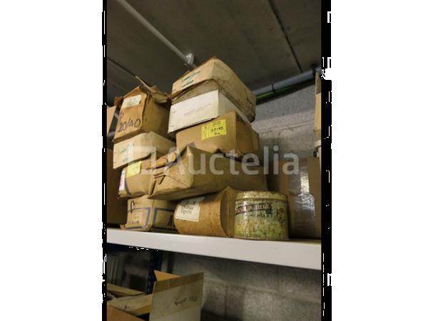 Grote foto set van diverse spijkers in doos doe het zelf en verbouw onderdelen en accessoires