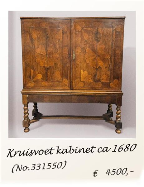 Grote foto kruisvoetkabinet ca 1680 met bloemen op de panelen en sterren binnen no.331550 antiek en kunst stoelen en banken