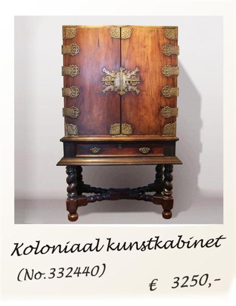 Grote foto kruisvoetkabinet ca 1680 met bloemen op de panelen en sterren binnen no.331550 antiek en kunst stoelen en banken
