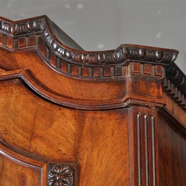 Grote foto antieke kast strak hollands kabinet met fronton overgangsperiode ca. 1800 no.412033 antiek en kunst stoelen en banken