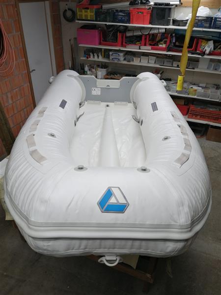 Grote foto rubber boot met motor watersport en boten rubberboten