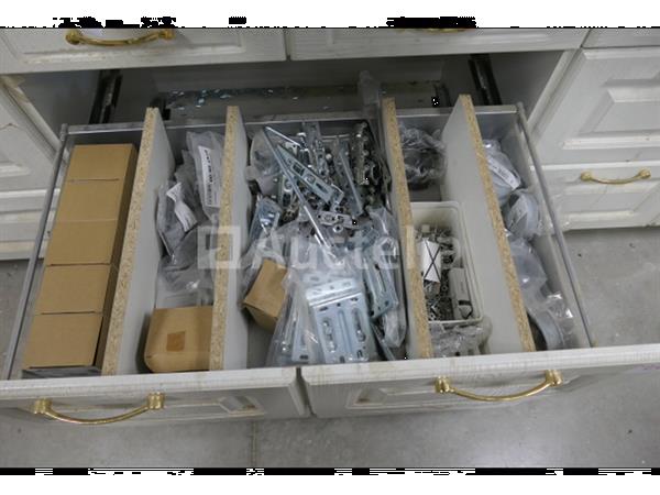 Grote foto diverse hardware in 2 lades doe het zelf en verbouw onderdelen en accessoires