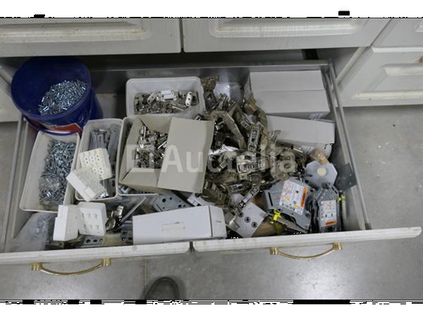 Grote foto diverse hardware in 2 lades doe het zelf en verbouw onderdelen en accessoires