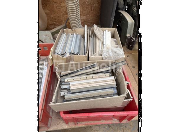 Grote foto set schroeven spijkers ventilatieroosters hoekafwerking van keukenplint van de bodem doe het zelf en verbouw onderdelen en accessoires