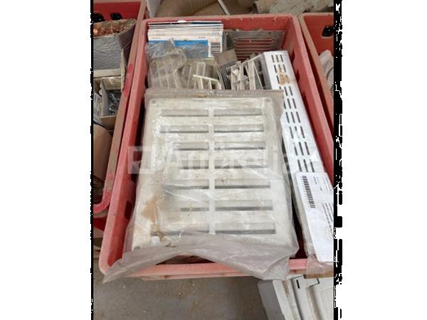 Grote foto set schroeven spijkers ventilatieroosters hoekafwerking van keukenplint van de bodem doe het zelf en verbouw onderdelen en accessoires