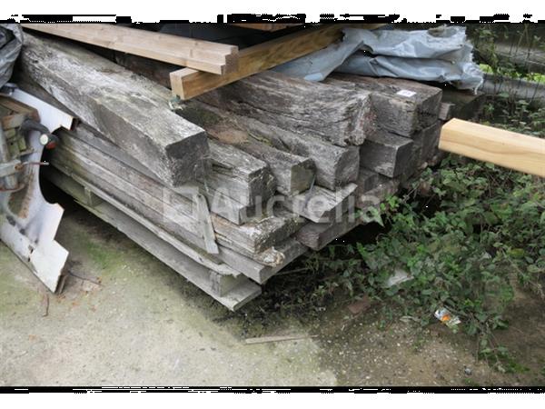 Grote foto spanten en diverse balken in eiken of andere doe het zelf en verbouw ijzerwaren en bevestigingsmiddelen
