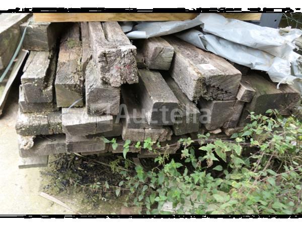 Grote foto spanten en diverse balken in eiken of andere doe het zelf en verbouw ijzerwaren en bevestigingsmiddelen