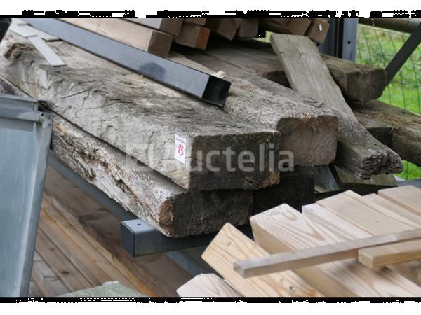 Grote foto spanten en diverse balken in eiken of andere doe het zelf en verbouw ijzerwaren en bevestigingsmiddelen