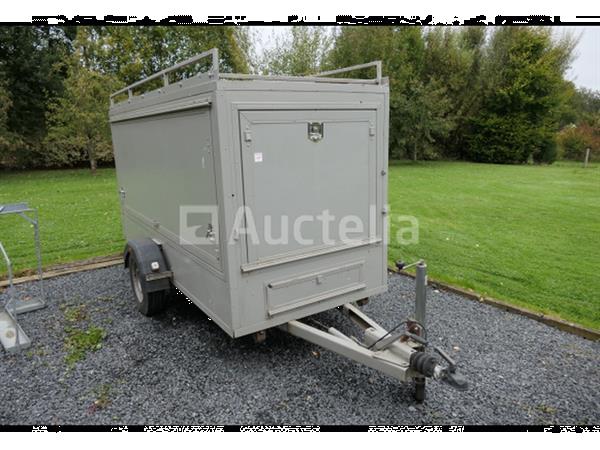 Grote foto enkelassige gesloten aanhangwagen voor gereedschapstransport of ander transport agrarisch aanhangwagens