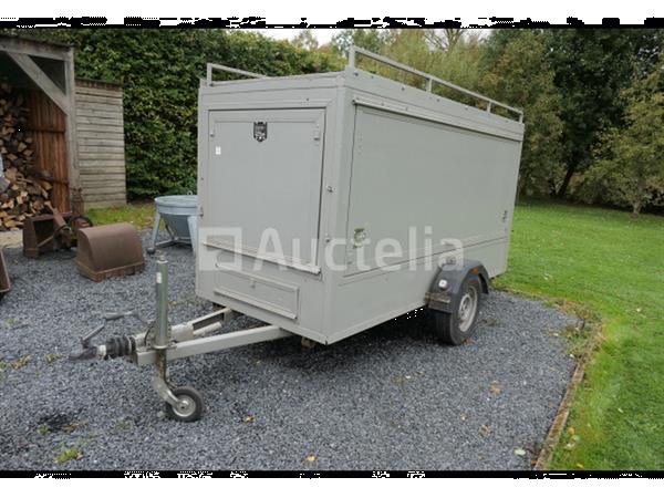 Grote foto enkelassige gesloten aanhangwagen voor gereedschapstransport of ander transport agrarisch aanhangwagens