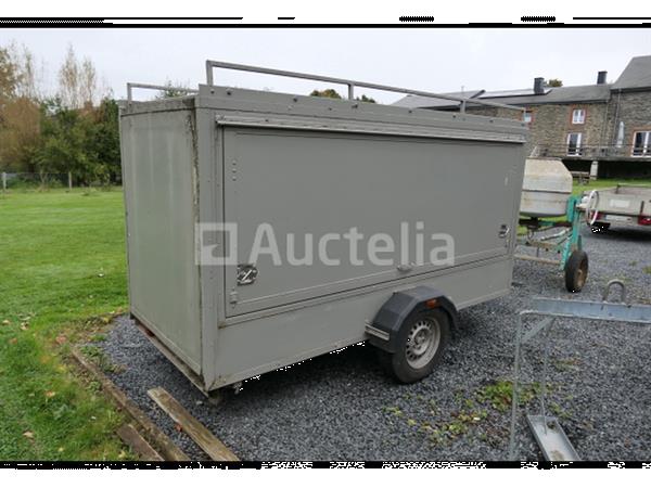 Grote foto enkelassige gesloten aanhangwagen voor gereedschapstransport of ander transport agrarisch aanhangwagens