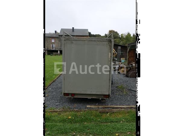 Grote foto enkelassige gesloten aanhangwagen voor gereedschapstransport of ander transport agrarisch aanhangwagens