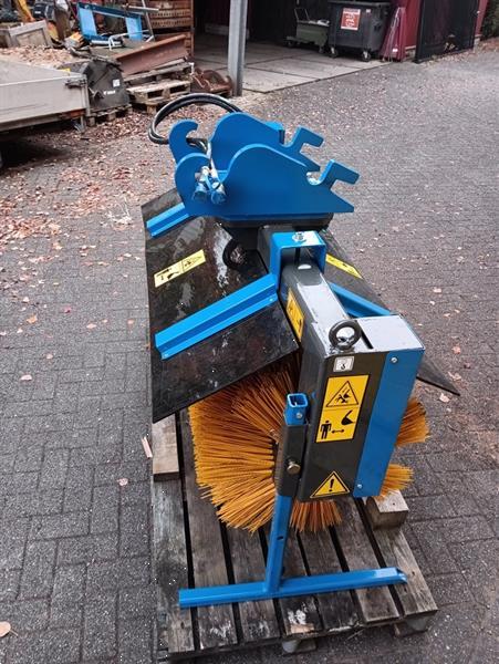 Grote foto hydraulische veegborstel cw10 opname midigraver agrarisch tractor toebehoren