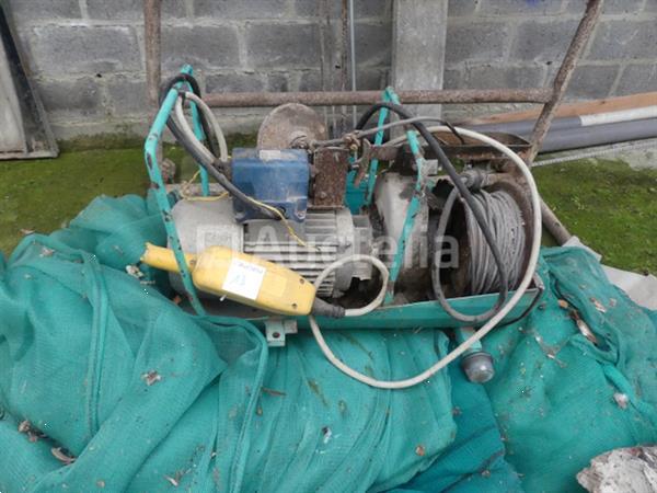 Grote foto elektrische lier met 2 imer staanders doe het zelf en verbouw hefwerktuigen