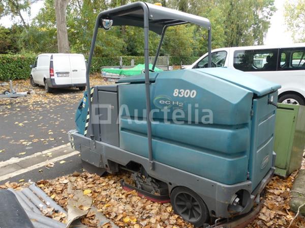 Grote foto tennant 8300 elektrische zitveegmachine en wasmachine agrarisch veegmachines