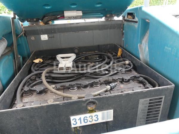 Grote foto tennant 8300 elektrische zitveegmachine en wasmachine agrarisch veegmachines