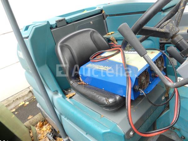 Grote foto tennant 8300 elektrische zitveegmachine en wasmachine agrarisch veegmachines