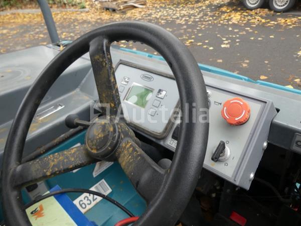 Grote foto tennant 8300 elektrische zitveegmachine en wasmachine agrarisch veegmachines