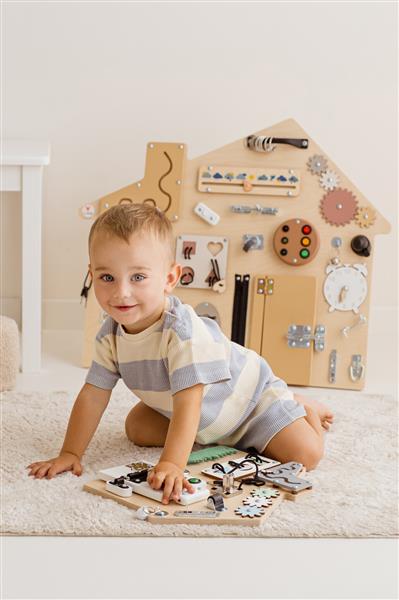 Grote foto sensorisch busy bord huis xl hout wandboard hangend kinderen en baby overige