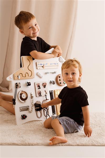 Grote foto sensorisch bord huisje wit met standaard of voor wandmontage wandboard hangend kinderen en baby overige