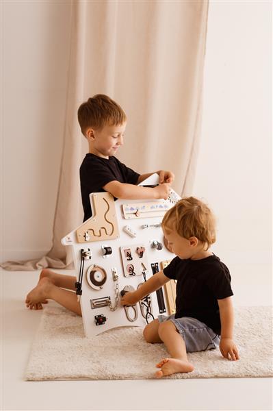 Grote foto sensorisch bord huisje wit met standaard of voor wandmontage wandboard hangend kinderen en baby overige