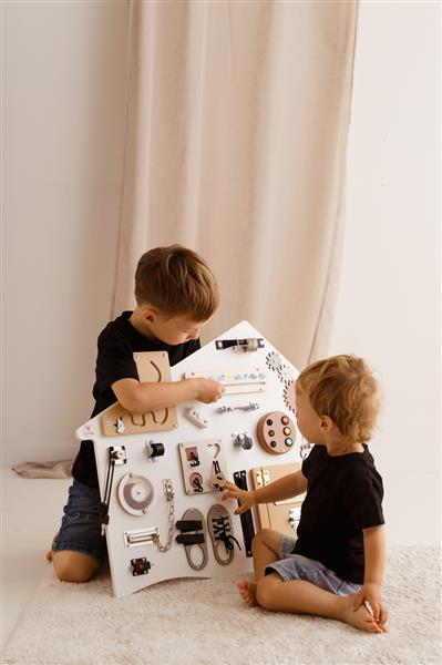 Grote foto sensorisch bord huisje wit met standaard of voor wandmontage wandboard hangend kinderen en baby overige