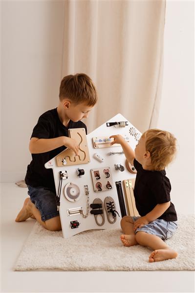 Grote foto sensorisch bord huisje wit met standaard of voor wandmontage wandboard hangend kinderen en baby overige