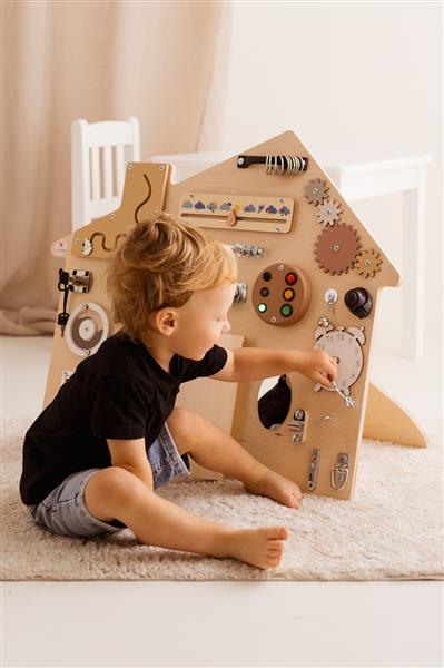 Grote foto sensorisch busy bord huis xl hout wandboard hangend kinderen en baby overige