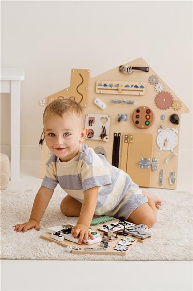 Grote foto sensorisch busy bord huis xl hout wandboard hangend kinderen en baby overige