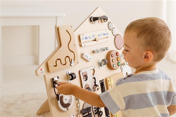 Grote foto sensorisch busy bord huis xl hout wandboard hangend kinderen en baby overige