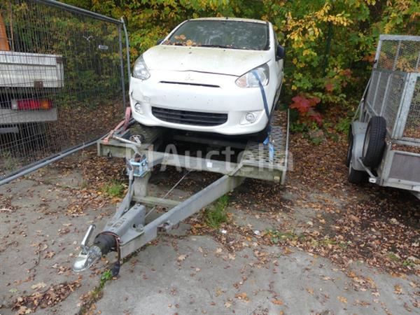 Grote foto dubbelassige dieplader op straat in beslag genomen markering onleesbaar agrarisch aanhangwagens