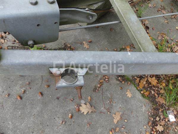 Grote foto dubbelassige dieplader op straat in beslag genomen markering onleesbaar agrarisch aanhangwagens