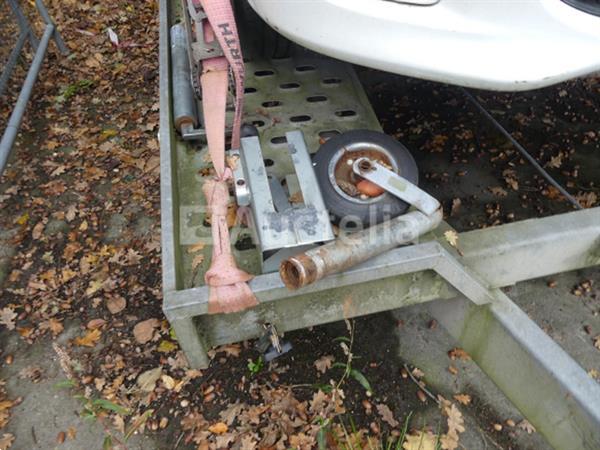 Grote foto dubbelassige dieplader op straat in beslag genomen markering onleesbaar agrarisch aanhangwagens