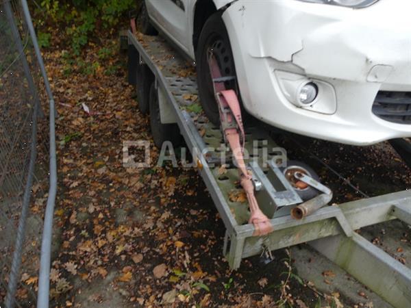 Grote foto dubbelassige dieplader op straat in beslag genomen markering onleesbaar agrarisch aanhangwagens