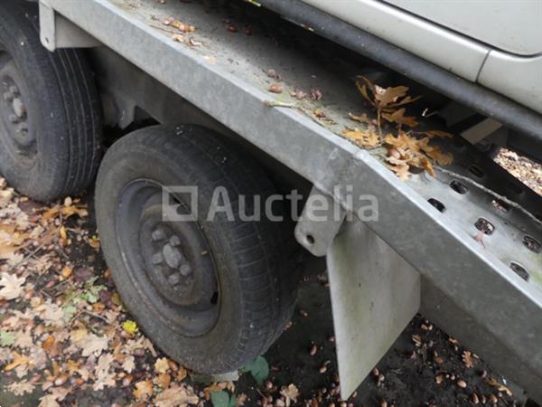 Grote foto dubbelassige dieplader op straat in beslag genomen markering onleesbaar agrarisch aanhangwagens