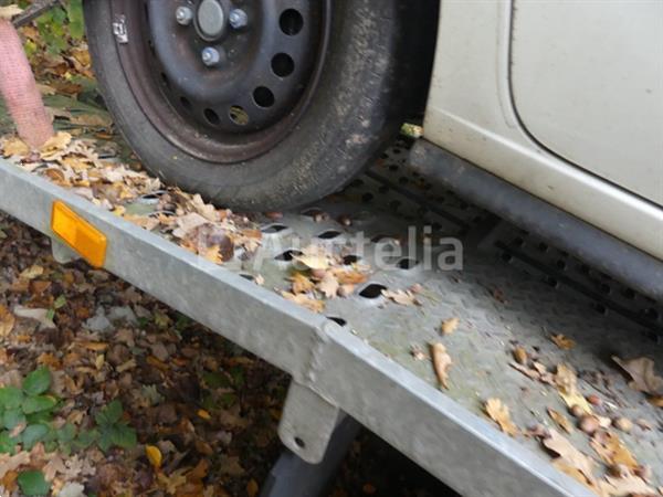Grote foto dubbelassige dieplader op straat in beslag genomen markering onleesbaar agrarisch aanhangwagens