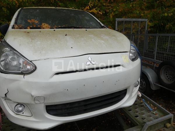 Grote foto dubbelassige dieplader op straat in beslag genomen markering onleesbaar agrarisch aanhangwagens