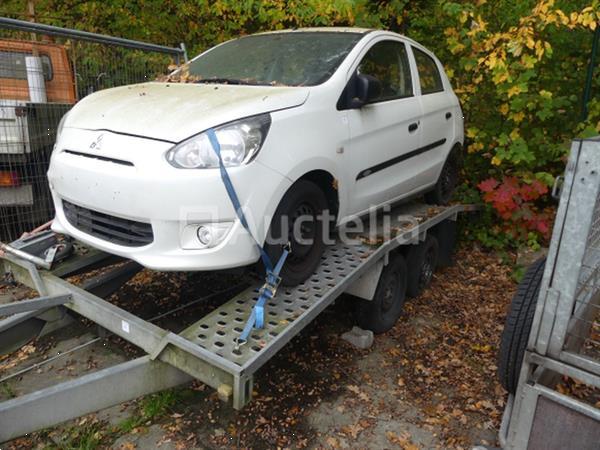 Grote foto dubbelassige dieplader op straat in beslag genomen markering onleesbaar agrarisch aanhangwagens