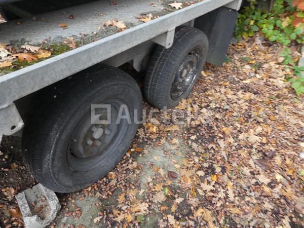 Grote foto dubbelassige dieplader op straat in beslag genomen markering onleesbaar agrarisch aanhangwagens