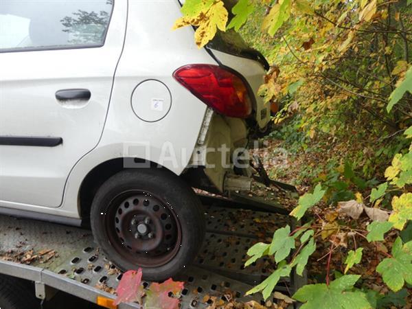 Grote foto dubbelassige dieplader op straat in beslag genomen markering onleesbaar agrarisch aanhangwagens