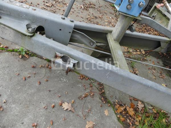 Grote foto dubbelassige dieplader op straat in beslag genomen markering onleesbaar agrarisch aanhangwagens