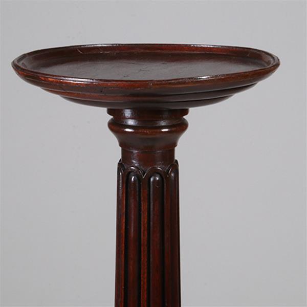 Grote foto zeer hoge elegante piedestal met verdiept blad in donker notenhout no.332430 antiek en kunst stoelen en banken