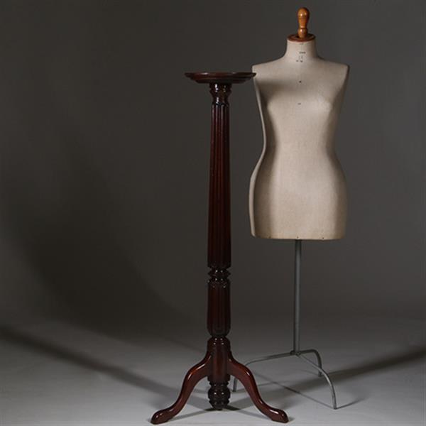 Grote foto zeer hoge elegante piedestal met verdiept blad in donker notenhout no.332430 antiek en kunst stoelen en banken
