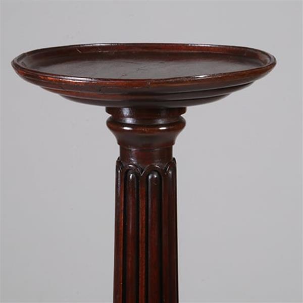 Grote foto zeer hoge elegante piedestal met verdiept blad in donker notenhout no.332430 antiek en kunst stoelen en banken